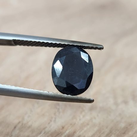 3.27 קראט ספיר טבעי Sapphire  שחור בליטוש אובל לשיבוץ
