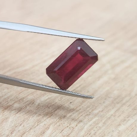 5.06 קראט רובי אדום מהמם . אמיתי משופר מטופל נקיון  לשיבוץ בליטוש אמרלד מאורך