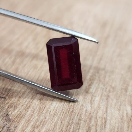 9.47 קראט רובי אמיתי מטופל נקיון בצורת אמרלד מאורך צבע דם יונה