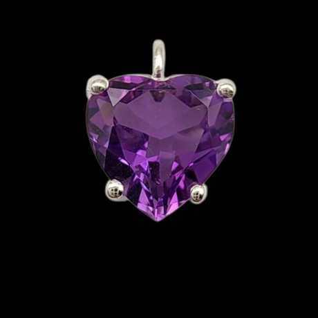 תליון זהב 14 לבן משובץ אבן אמטיסט בצורת לב